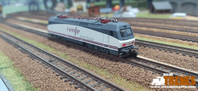 252 renfe con la f5 activada y luces traseras encendidas 252 renfe con la f5 activada y luces traseras encendidas